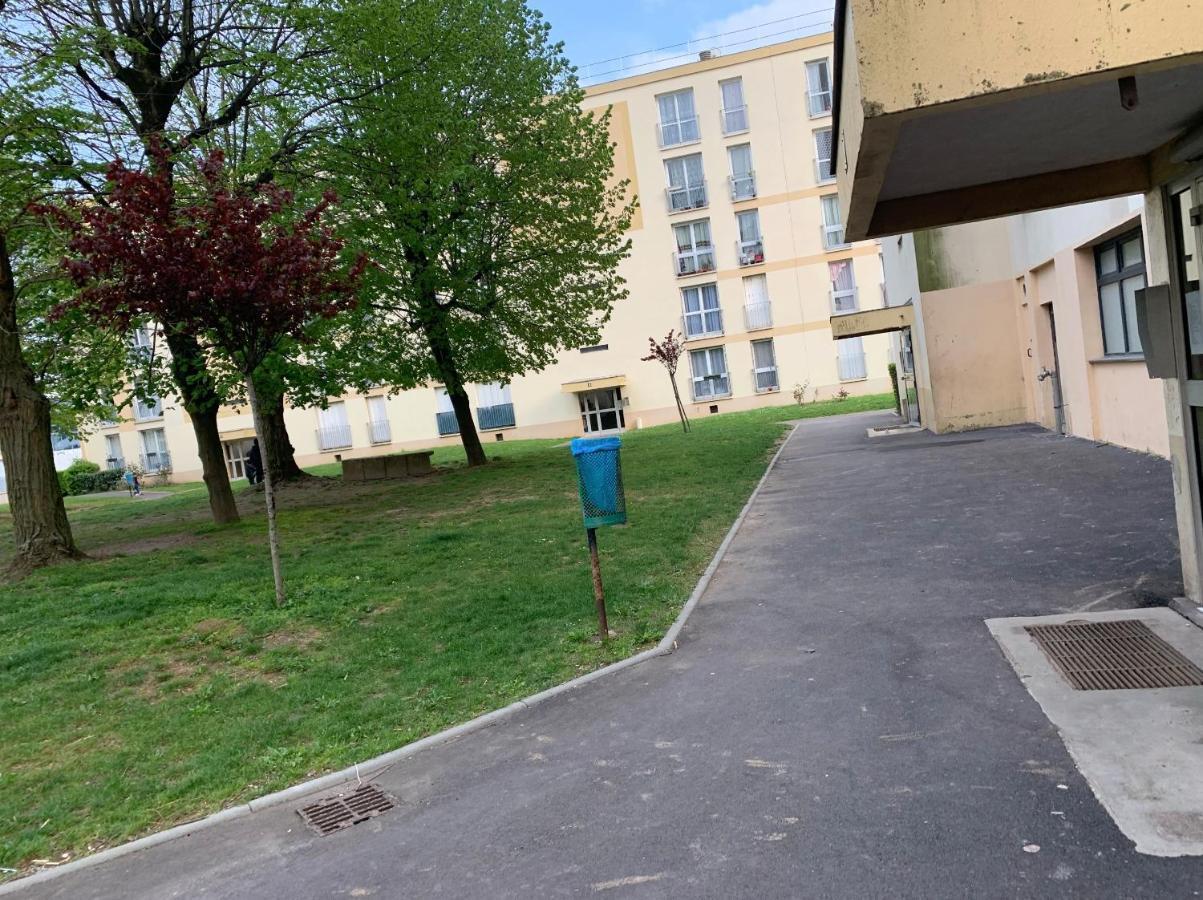 Une Chambre Simple Confortable Avec Acces Direct Aeroport D'Orly Luaran gambar